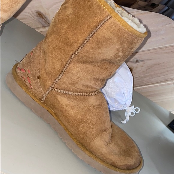 UGGS - Picture 3 of 4